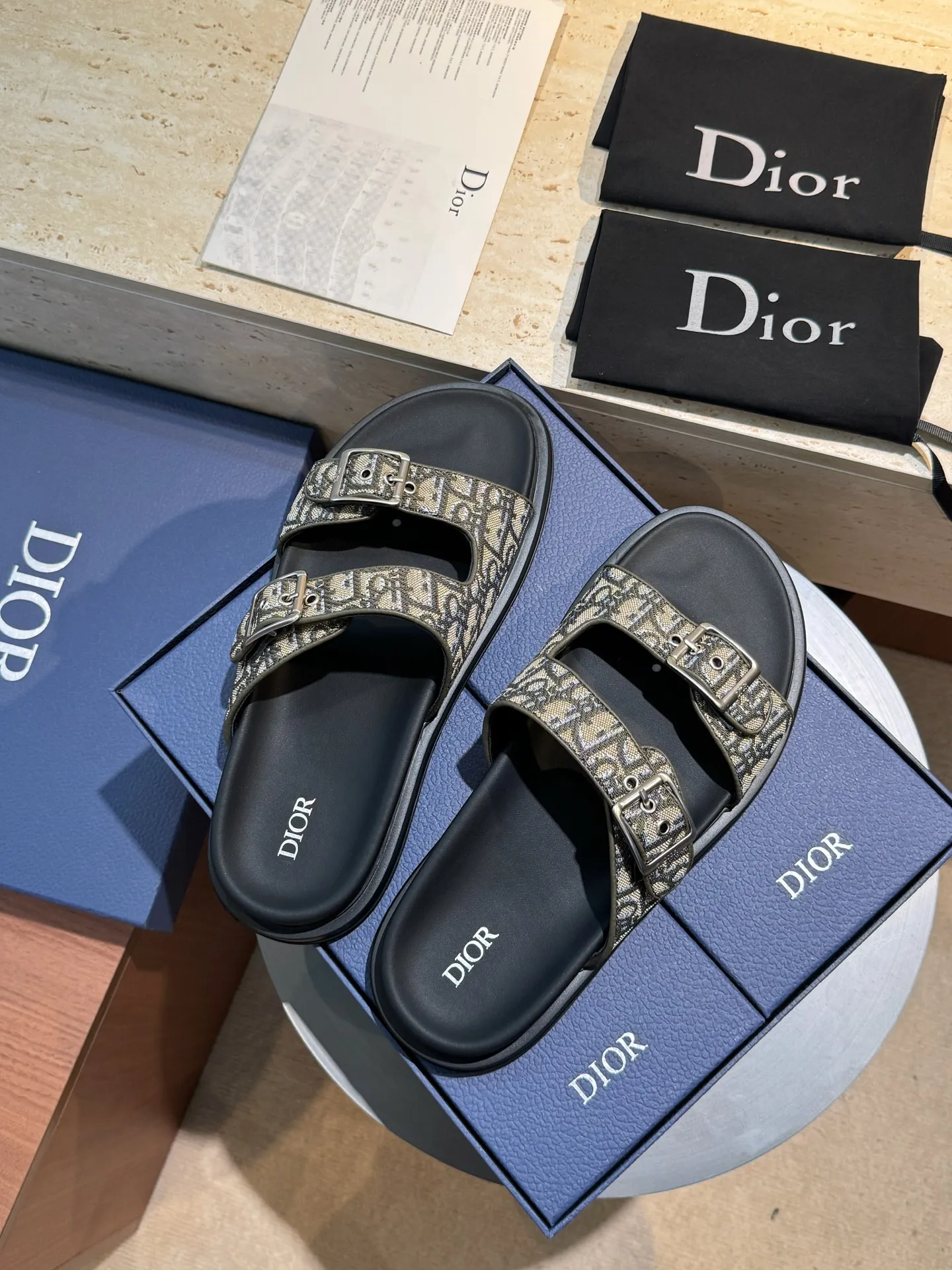 Factory price: 320💰Djia Aqua men's slippers and sandals, Dior's Aqua sandals are elegant and casual. The cross-strap design is reinterpreted in CD Diamond canvas, inspired by the brand's archives. Finished with a branded logo and tonal notch sole, they can be worn easily with shorts or jeans for a sophisticated look. Size:39-44(38 45 customized)